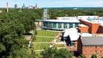 Vista aérea del campus moderno con edificios contemporáneos y zonas verdes
