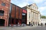 Vista exterior del Bristol Old Vic mostrando la fachada histórica y la extensión moderna