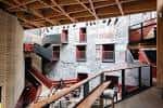 Interior arquitectónico con escaleras y estructura de madera del teatro
