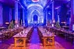 Ambiente nocturno del salón iluminado con luces azules para celebración
