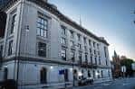 Edificio judicial histórico con arquitectura clásica y detalles neoclásicos