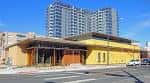 Vista exterior del edificio amarillo del Museo Kirkland en Denver