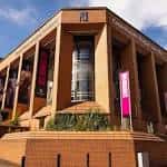 Vista exterior del Royal Conservatoire of Scotland con fachada de ladrillo y columnas