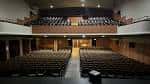 Interior del auditorio desde la perspectiva del escenario