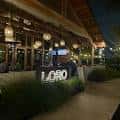 Fachada exterior de Loro Asian Smokehouse & Bar en Dallas durante la noche