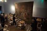 Sala interior con murales y mesas dispuestas para evento