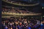 Vista del interior del auditorio lleno de espectadores durante una función