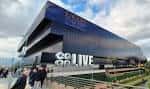 Vista exterior del Co-op Live Arena con fachada moderna y logo visible
