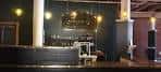Bar principal del establecimiento con iluminación cálida y decoración elegante
