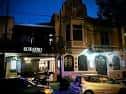 Fachada nocturna del Teatro Bar en La Plata con iluminación exterior