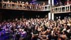 Público asistiendo a un evento en el teatro bar