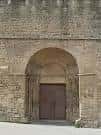 Puerta principal de acceso al convento con arco de piedra medieval