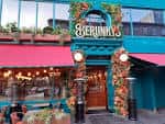 Fachada exterior de Berlinkys en Glasgow con decoración festiva y toldo rojo