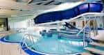 Piscina interior con tobogán acuático en Glasgow Club Bellahouston