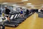 Gimnasio con cintas de correr y zona de entrenamiento en Glasgow Club Bellahouston