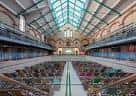 Vista panorámica del interior de Victoria Baths con techos de cristal y gradas vacías