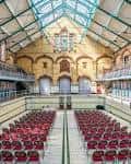Salón de eventos de Victoria Baths decorado con sillas rojas para celebración