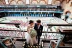 Pareja de novios posando en la galería superior durante su boda en Victoria Baths