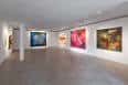 Interior de la galería con obras de arte en las paredes