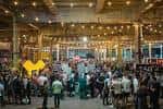 Interior del Depot Mayfield con iluminación cálida y ambiente festivo