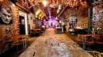 Interior del espacio de eventos con decoración festiva y luces cálidas