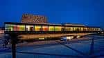 Fachada iluminada del Palacio de Congresos La Llotja por la noche