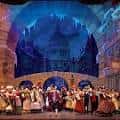 Escenario con decoración teatral y actores en vestuario durante una función