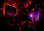 Escenario iluminado en el The Riding Room durante un evento nocturno