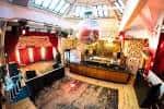Interior del Music Hall con escenario y barra de bar