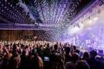 Concierto en el New Century Hall con público y efectos de iluminación