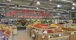 Interior del supermercado Whole Foods Market en Union Station con sección de frutas y verduras