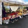 Puesto de frutas y verduras frescas en el King Farmers Market