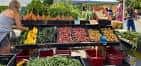Exhibición colorida de vegetales y hortalizas en un puesto del mercado