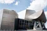 Vista exterior del The Lowry Centre con su distintiva arquitectura moderna y fachada metálica
