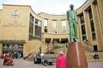 Vista exterior del Glasgow Royal Concert Hall con estatua frente a la entrada principal