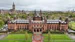 Vista aérea del Kelvingrove Art Gallery and Museum con su imponente fachada neoclásica y jardines circundantes