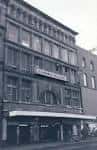 Fachada histórica del edificio del Classic Grand en blanco y negro