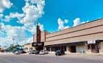 Vista exterior del Wonder Theatre en San Antonio bajo un cielo azul
