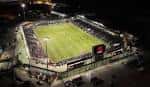Vista aérea nocturna del Toyota Field con el campo iluminado y gradas llenas