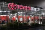 Fachada exterior del Toyota Field con logotipo de Toyota iluminado