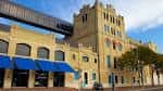 Fachada exterior del San Antonio Museum of Art con toldos azules y arquitectura histórica