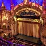 Vista del interior del Majestic Theatre con cortina dorada y decoración ornamental