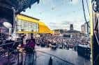 Concierto en vivo en Times Square con escenario y público reunido