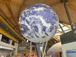 Interior del centro mostrando una gran esfera terrestre suspendida como exhibición