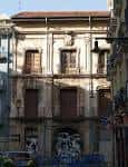 Vista exterior del Palacio con detalles arquitectónicos y escudo heráldico