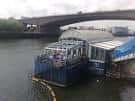 Barco restaurante flotante en el río Clyde con puentes al fondo