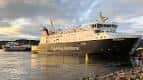 Ferry grande atracado en el muelle de Glasgow