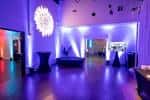 Interior del salón de eventos con iluminación ambiental y decoración moderna