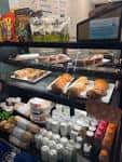 Exhibidor de productos frescos y bebidas en 321 Coffee