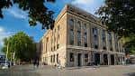 Vista exterior del edificio Arnolfini en Bristol con fachada de ladrillo y árboles